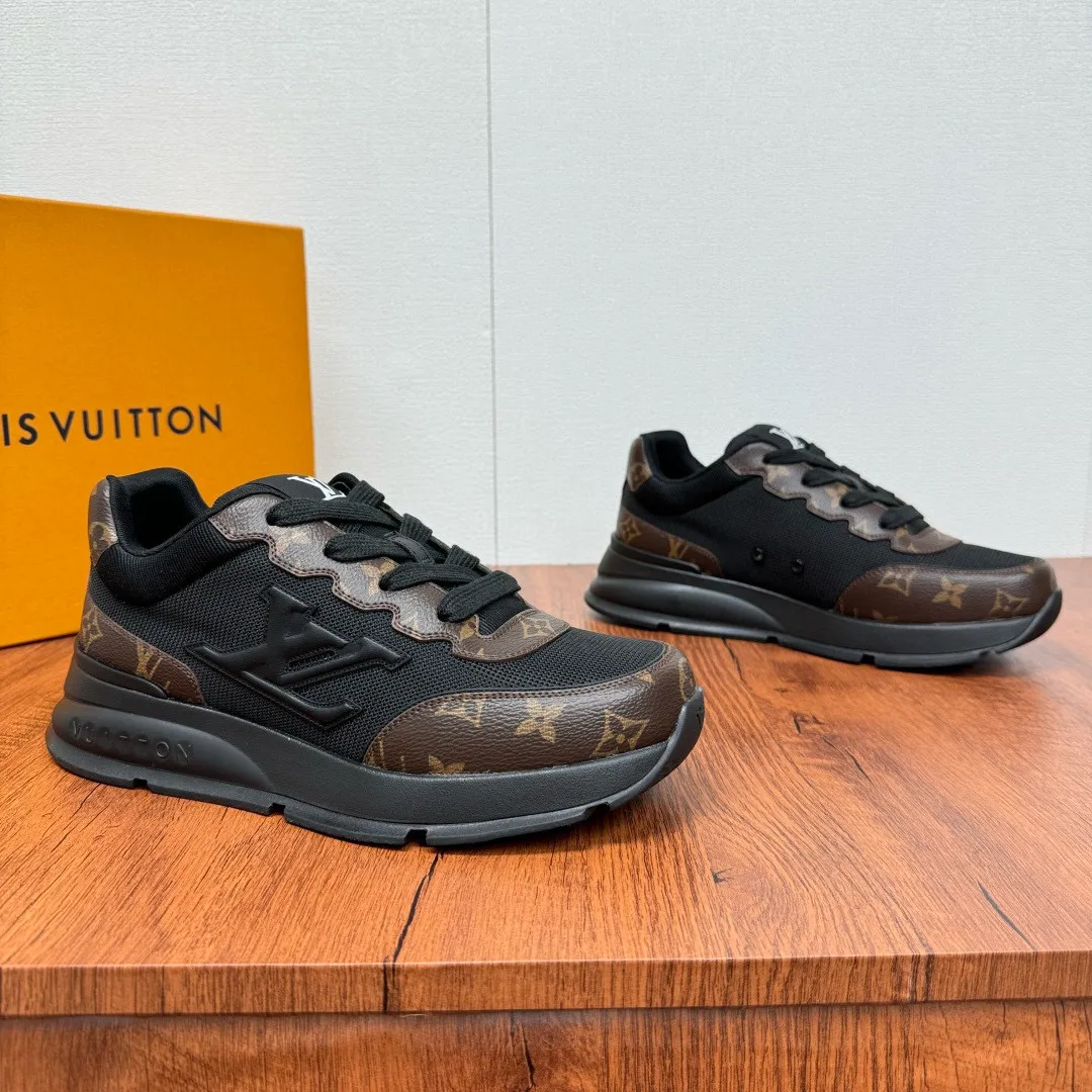 Men's shoes: 480💰LV Classic men's sports shoes are shipped. Lightweight thick-soled chubby bread shoes, super versatile and multiple styles are coming! This sneaker is made of smooth cowhide punching and grained cowhide stitching to create an elegant design. Grained cowhide is stitched with technical mesh, and smooth cowhide and grained cowhide are combined in multiple styles. The color is classic and versatile, and it can be easily integrated into various styles. The eye-catching LV letters are marked on the side of the shoe, the tongue is decorated with LV embroidered letter web logo, the brand logo is screen-printed on the heel, and the lightweight rubber outsole is embellished with Vuitton's personalized logo. The fabric-lined foot pads make your feet fashionable, handsome and versatile! Comes with full original packaging! Size: 38-44, customized 45